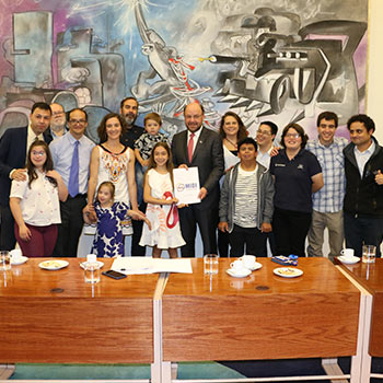 Jóvenes de nuestra Fundación entregan  documento a ministro Alfredo Moreno